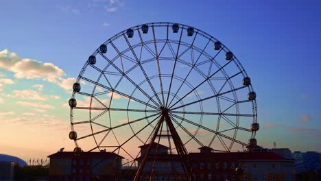 la rueda de ferris contra un cielo azul.