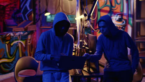 los hackers hacen una tormenta de ideas para encontrar exploits.
