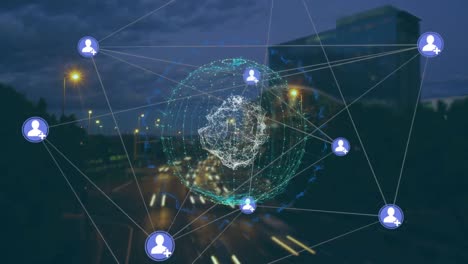 red de iconos de conexiones y globo giratorio contra el tráfico nocturno de la ciudad