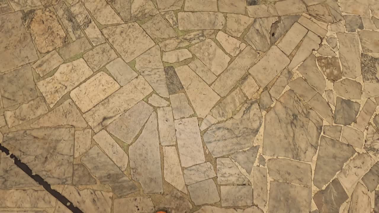 pasos en el camino de piedra en nápoles, italia