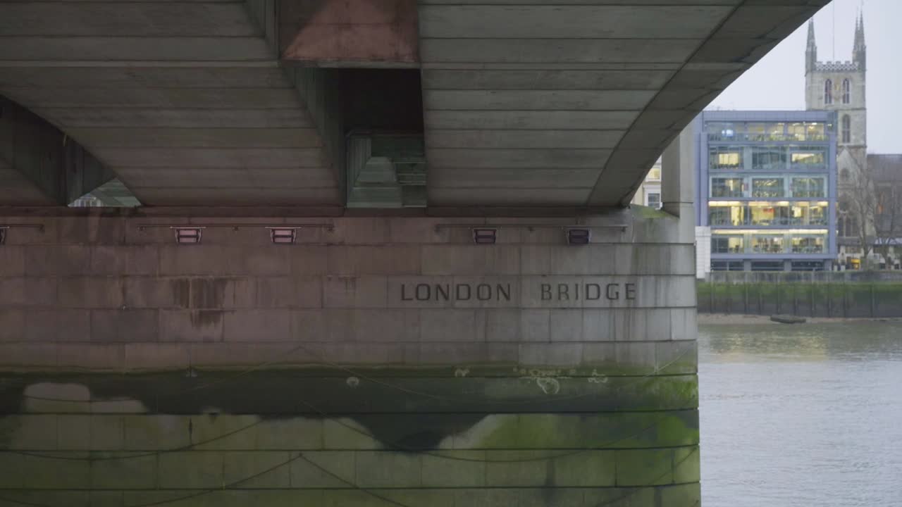 London, viadukt, buer, murværk, stenarbejde, underføring, perspektiv, konvergerende, linjer, skygger, belysning, flod, dæmning, spejlinger, dystert, stemningsfuldt, historisk, struktur, arkitektur, ur