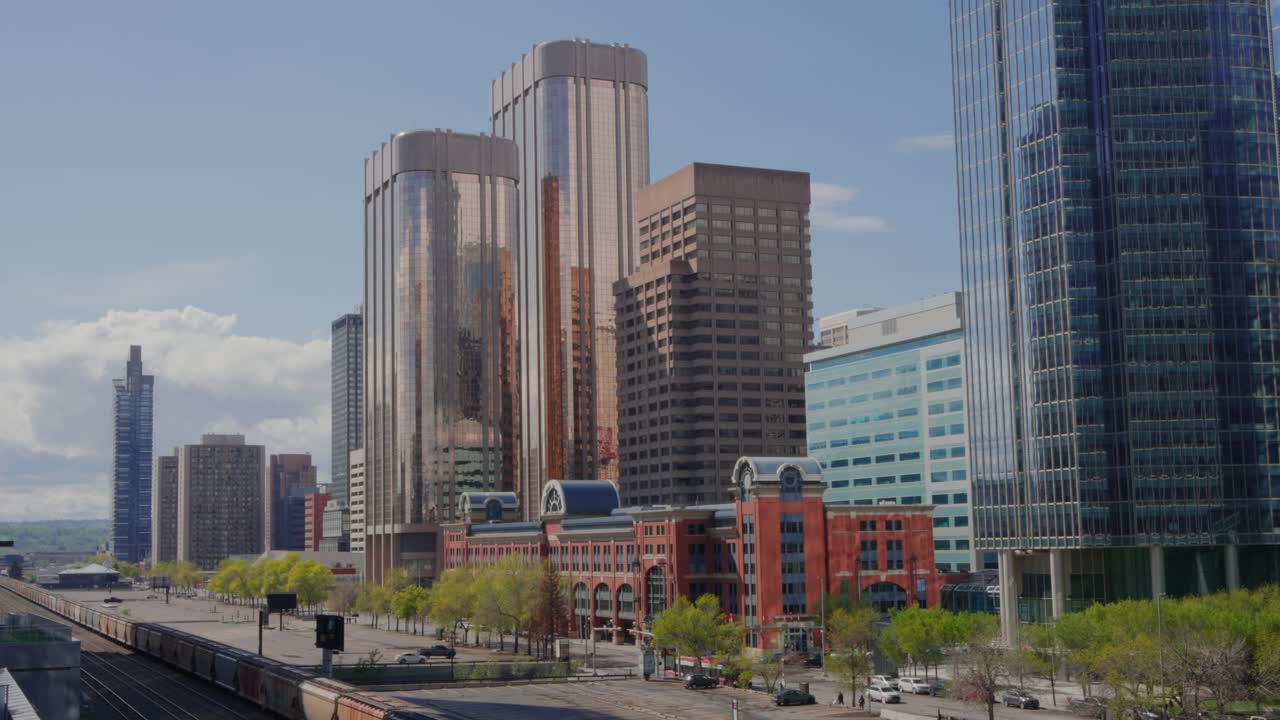 Paesaggio urbano del centro di Calgary che mostra moderni grattacieli e un lungo treno di passaggio