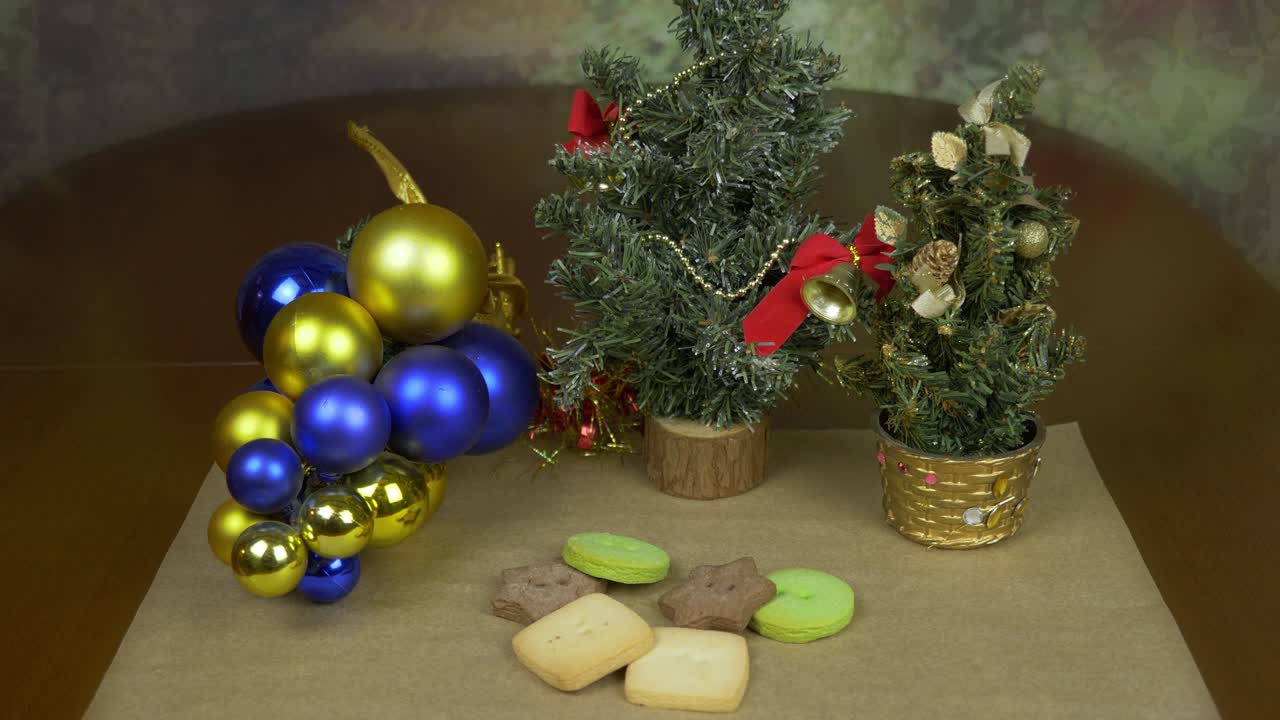 크리스마스 트리 배경의 진저브레드 쿠키, 리 트랙, 새해 장식, 콘셉트 홈, 가족 휴가