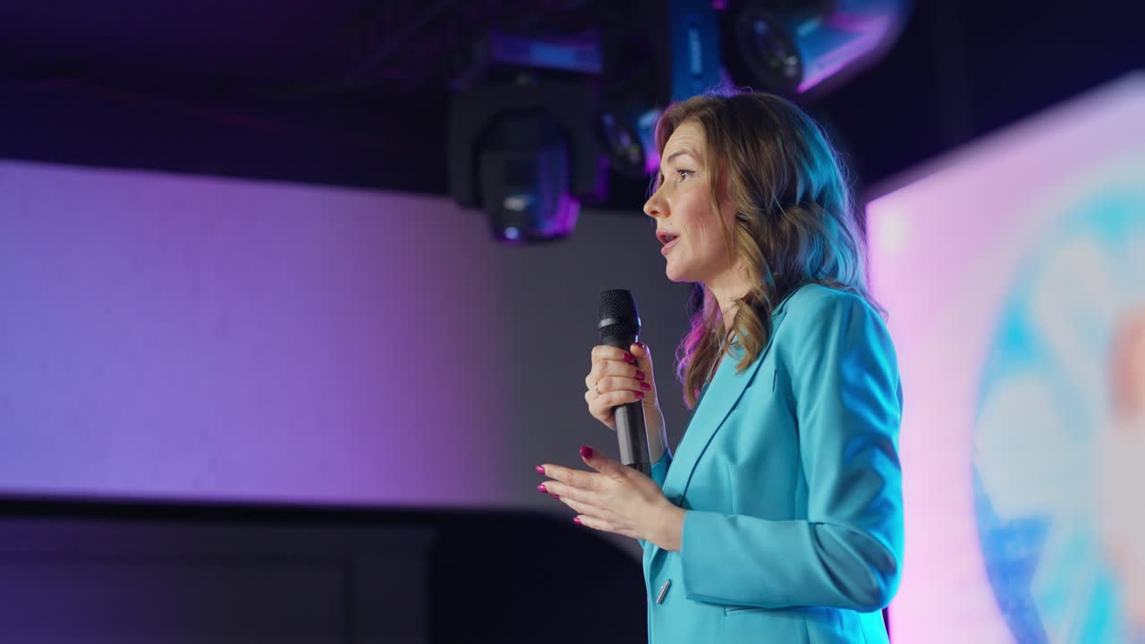 mujer haciendo una presentación