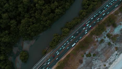 Vista-Aérea-De-La-Hora-Pico-En-El-Puente-Selander,-Dar-Es-Salaam