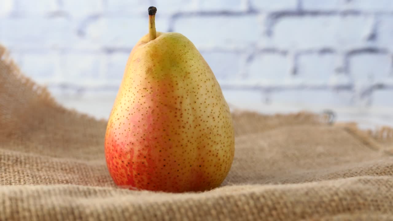 una sola pera madura en un pañuelo