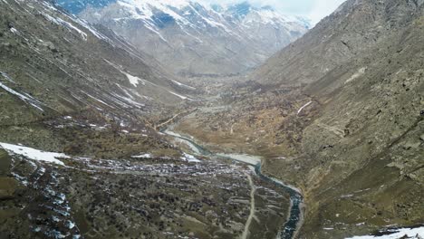 Keine-Bäume,-Nur-Fluss-Und-Berge