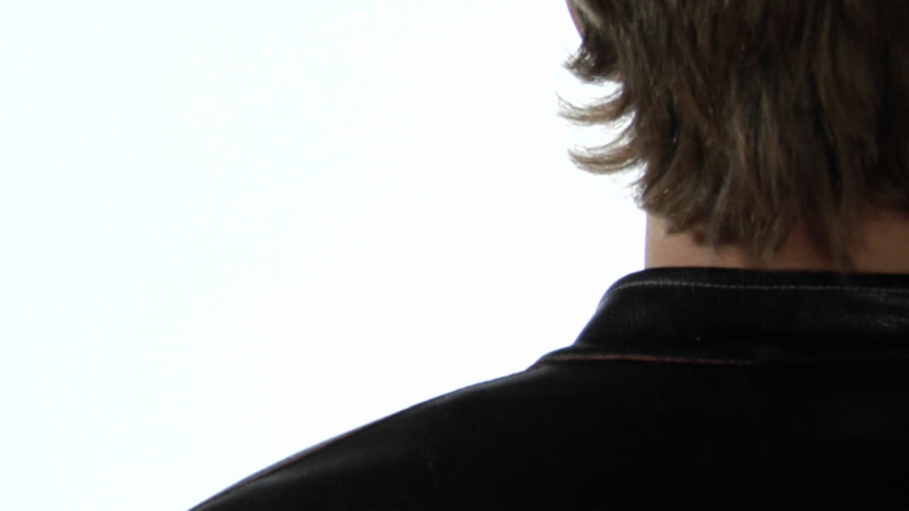 un hombre sostiene flores en la mano y un cuchillo de carnicero a la espalda