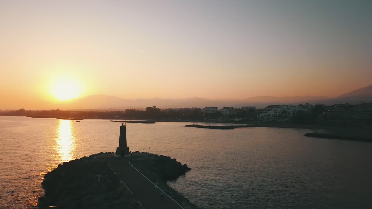 Riprese video aeree da una spiaggia a Nueva Andalucía, Spagna, in 4K