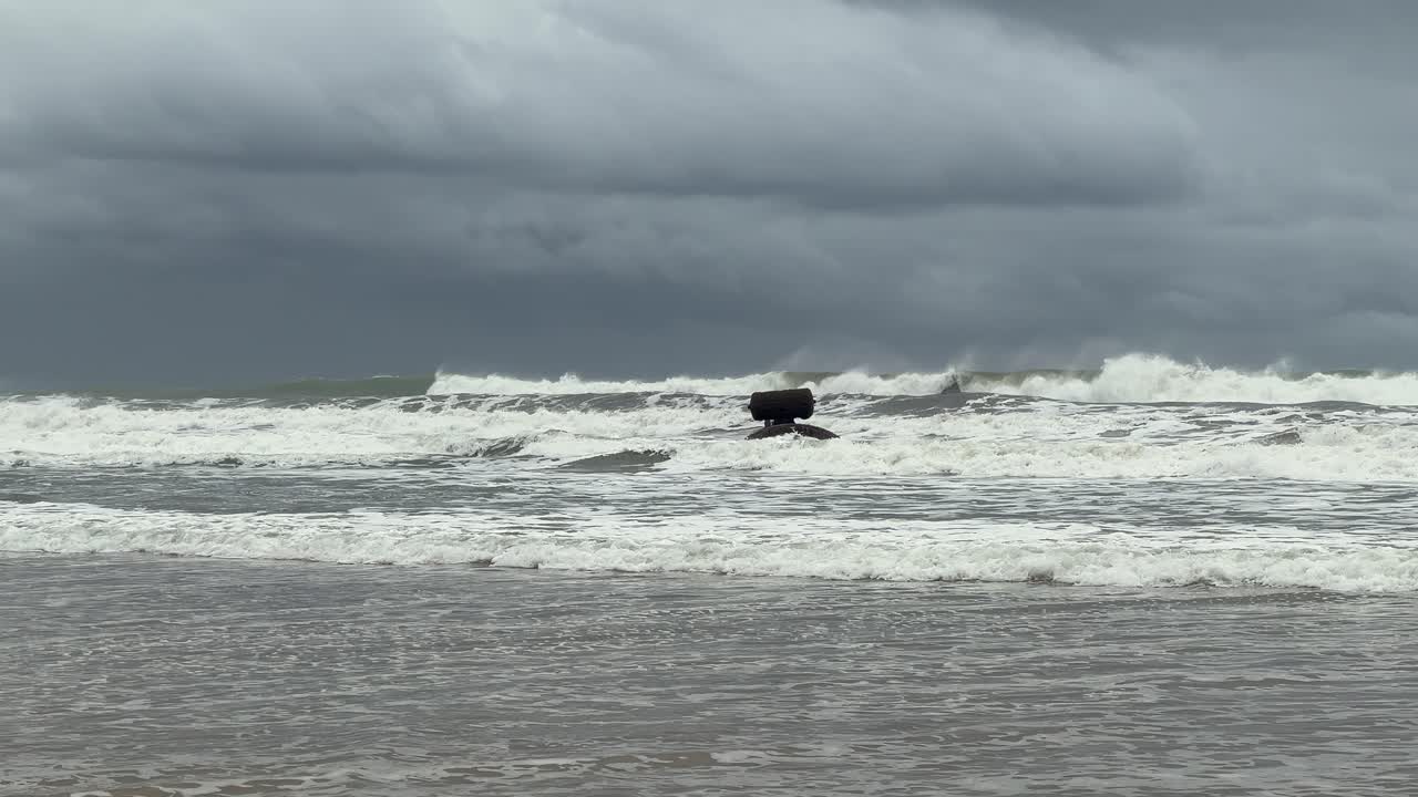 파도가 해안에 부드럽게 부히며, 스페인의 해안선을 따라 구름이 많은 날에 느린 동작으로 포착되어 여행과 탐험의 정신을 구현합니다.