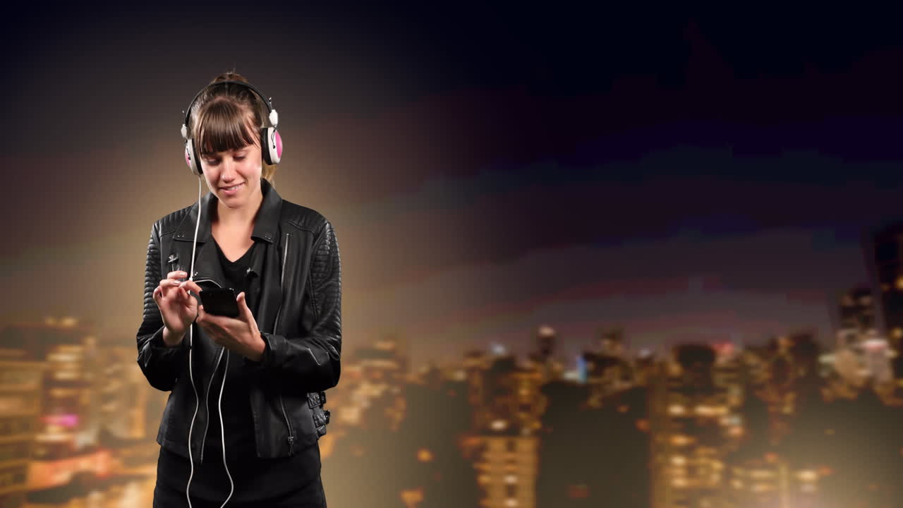 도시 풍경에서 음악을 듣는 헤드폰과 함께 스마트 폰을 사용하는 여성의 애니메이션