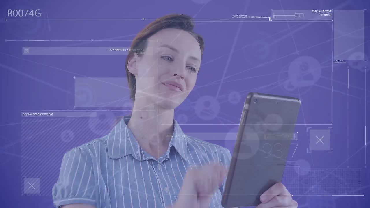 animación del procesamiento de datos sobre una mujer de negocios caucásica que usa una tableta