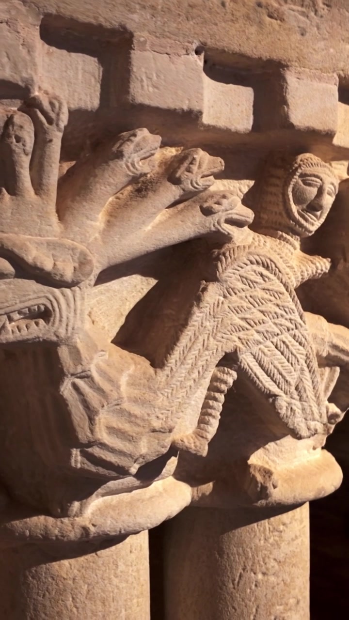 Soria, Spagna, 22 marzo 2026. Intaglio in pietra di capitello romanico raffigurante un drago a sette teste