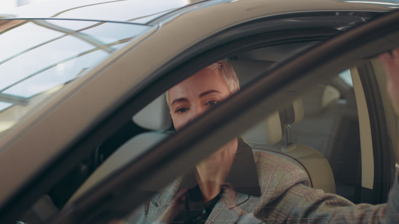 차를 운전하는 여자