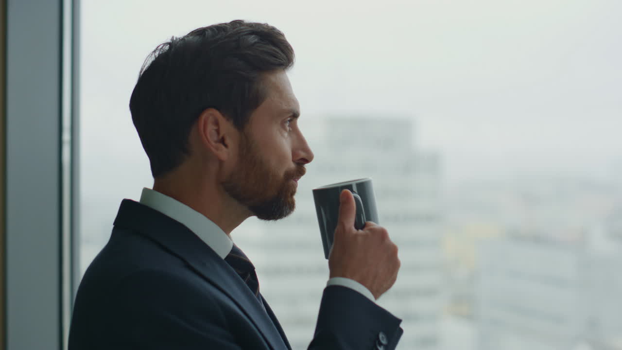 창문 근처에서 뜨거운 음료를 마시는 회사 직원. 아이디어를 만드는 관리자.