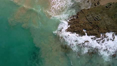 Vista-Por-Drones-De-Las-Olas-Del-Océano-Rompiendo-Contra-Una-Playa-Rocosa-Cerca-De-La-Ciudad-De-Wye-River-En-Victoria,-Australia