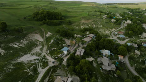 Luftaufnahme-Von-Wohnhäusern-In-Der-Abenddämmerung-In-Chobareti,-Georgia