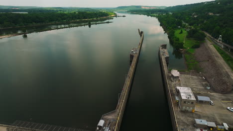 Murray-Lock-Y-Presa-En-El-Río-Arkansas-En-Little-Rock,-Arkansas,-EE.UU.