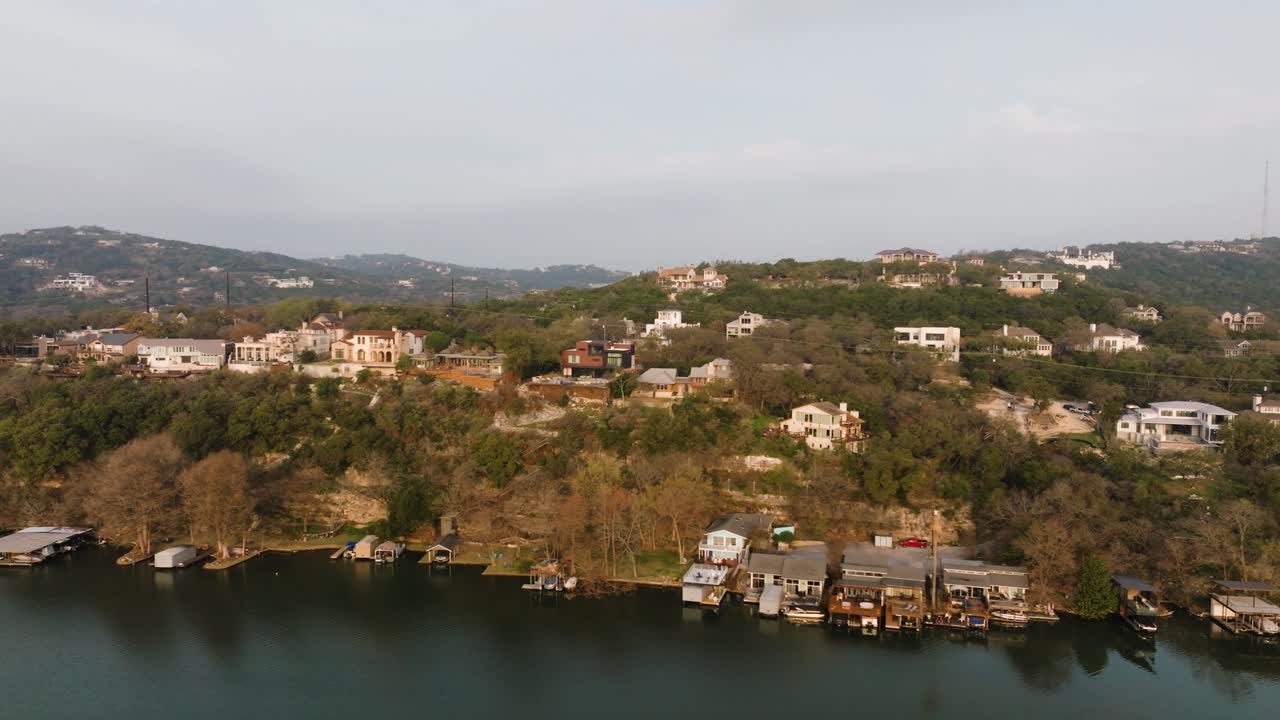 casas de barrio suburbano en westlake, austin, texas, con vistas al lago austin, pan aéreo a la izquierda al amanecer en 4k