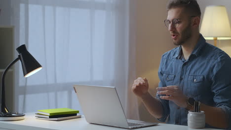 comunicación a distancia y negociación por internet especialista masculino está hablando mirando a la cámara web gesticulando con las manos reunión de negocios remota o webinar