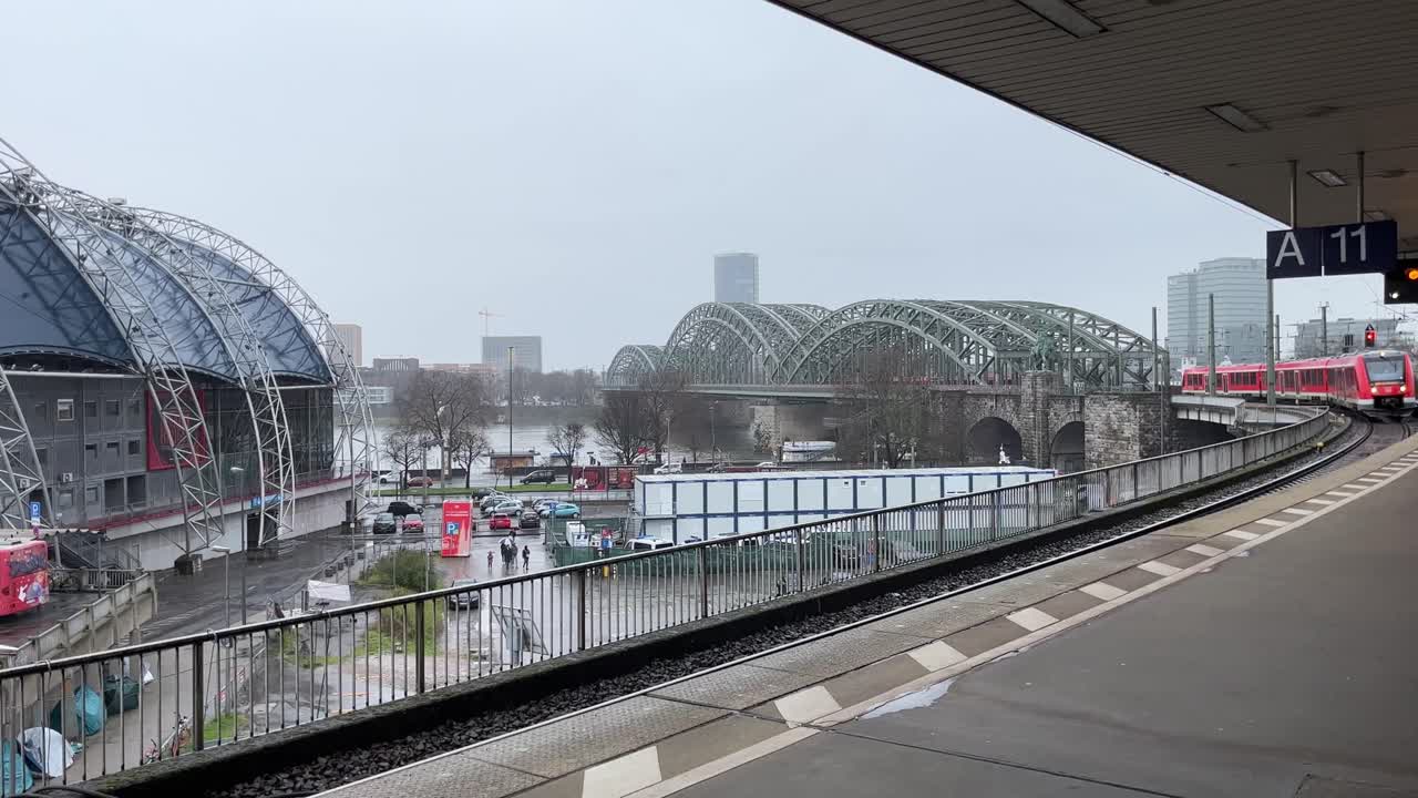 s bahn은 hohenzollern 다리를 통해 쾰른 중앙역에 도착합니다.