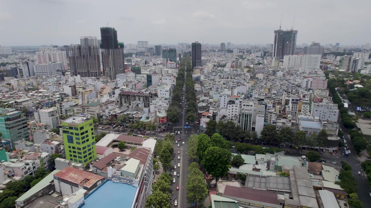 Ho Chi Minh Şehri (Saygon), Vietnam, Asya. Uzun bir şehir merkezi caddesinin havadan görünümü