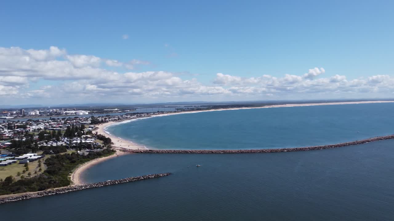 vista aérea de una gran ciudad costera y una curva del río