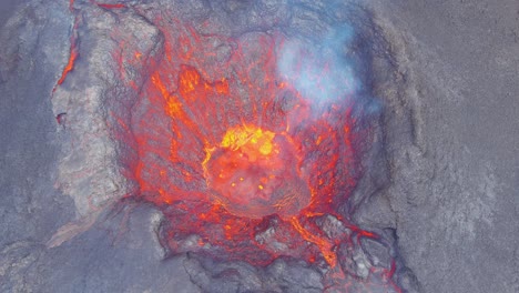 vista aérea de pájaros de drones altos de la erupción explosiva volcánica del volcán fagradalsfjall en la península de reykjanes en islandia