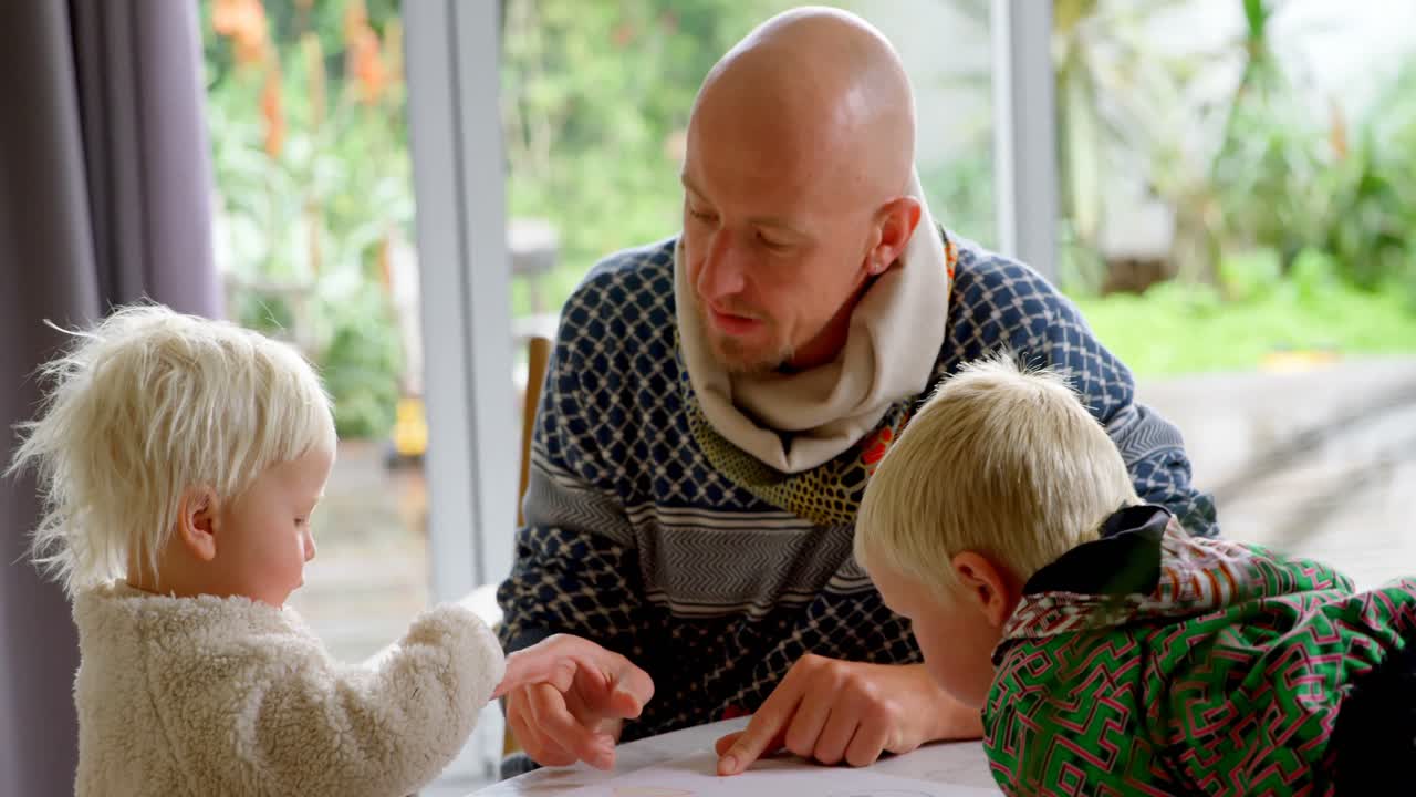 아버지 가 집 에서 그림 을 그리는 자녀 들 을 돕는 것 4k