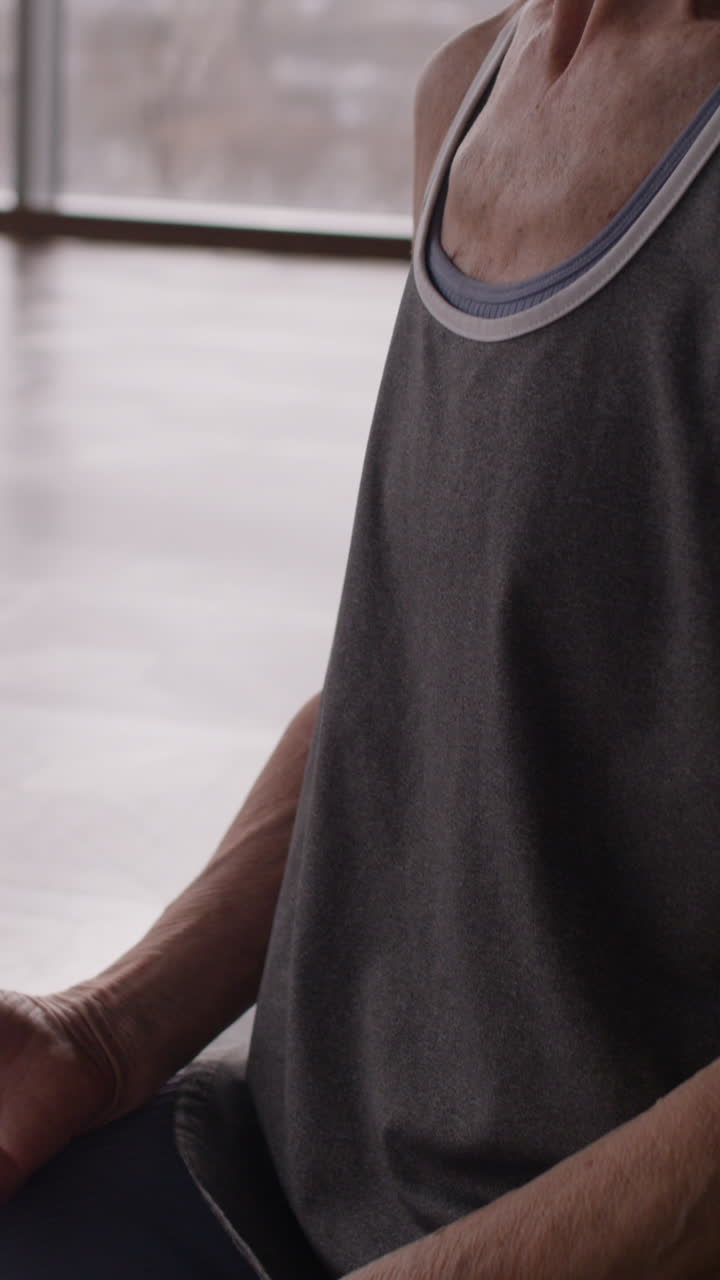 una mujer anciana practicando yoga.