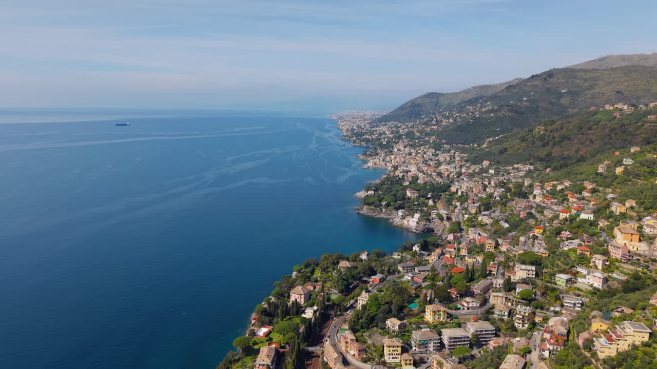Bellezza costiera europea: vista drone di acque blu cristalline e città