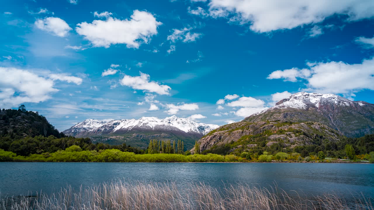 lapso de tiempo de los andes nevados en chile vista desde futaleufú con vistas al lago laguna espejo pequeño pueblo en el norte de la patagonia ubicado en la confluencia del espolón los lagos