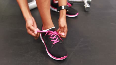 mujer en forma atando sus zapatos