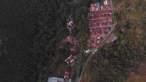 Vista-Aérea-E-Inclinación-Del-Carro-En-El-Pueblo