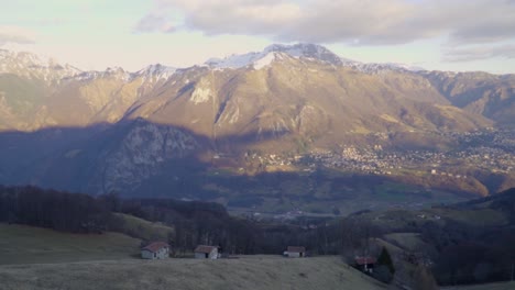 Toma-Panorámica-De-La-Montaña-Grigna-En-Italia