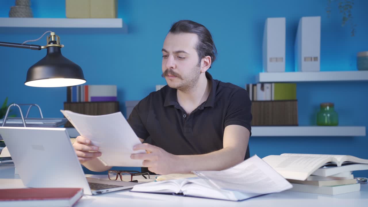 hombre trabajador confundido pensando qué hacer.