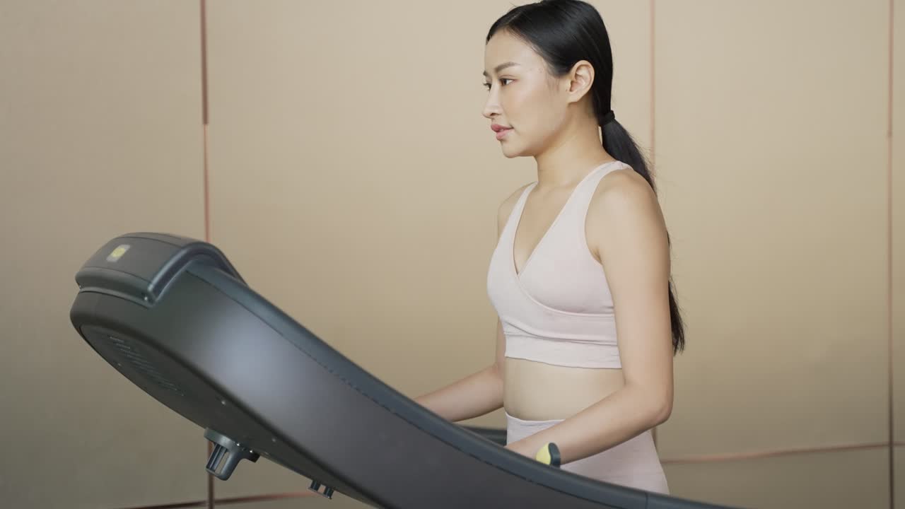 트레드밀 에서 운동 하는 여자