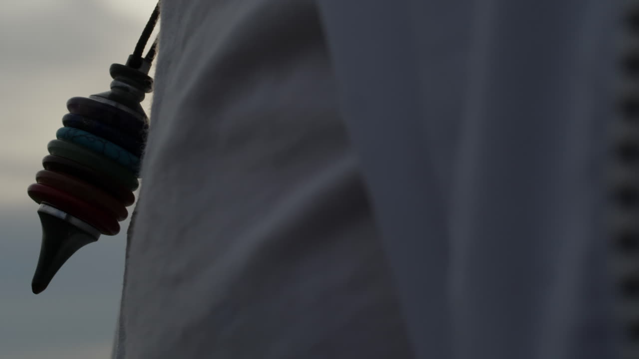 사람의 가에 있는 한 7차크라 목걸이