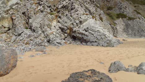 Piedras-De-Forma-Cúbica-De-Color-Gris-En-La-Playa-Cerca-De-Las-Cuevas-De-Montaña-Gruta-Da-Adraga