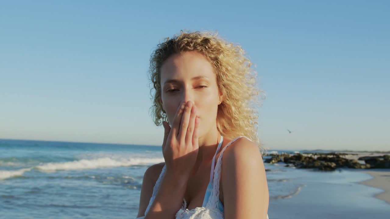 Giovane donna che manda un bacio alla telecamera 4k