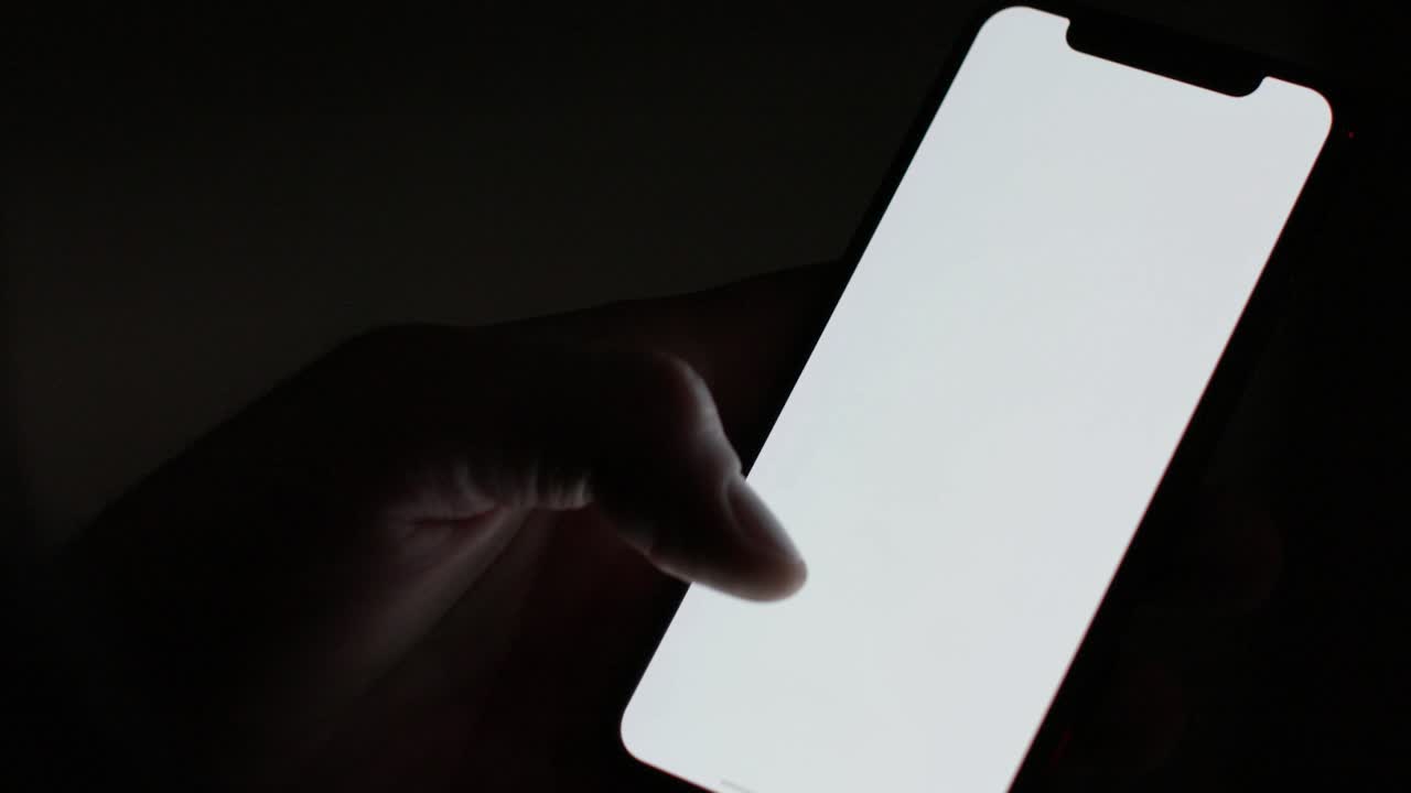 밤에 스마트폰을 사용하는 사람