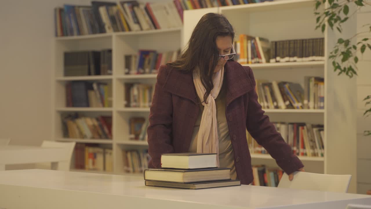 bibliotecario introvertido leyendo varios libros