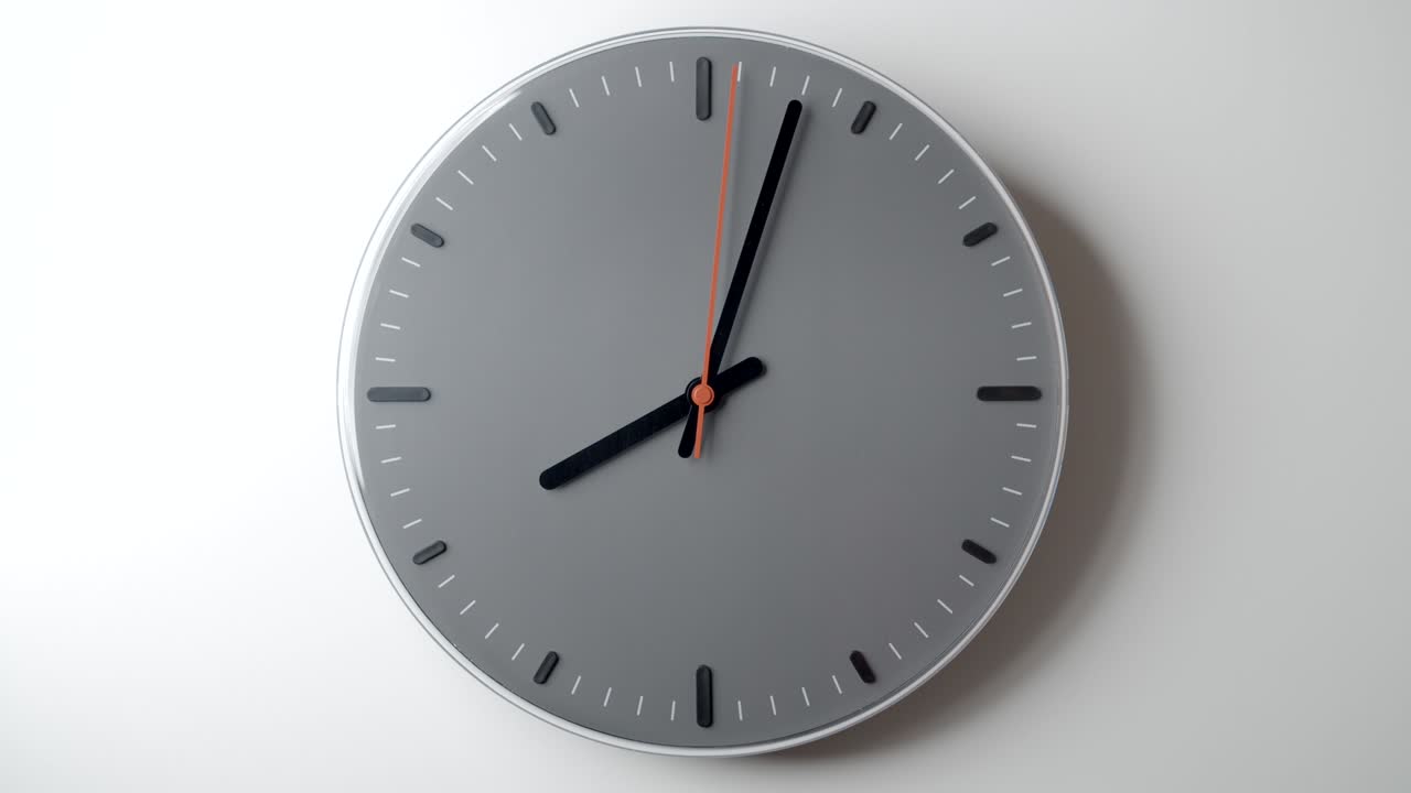 cara del reloj en el lapso de tiempo de 8 a 10 horas en la pared blanca