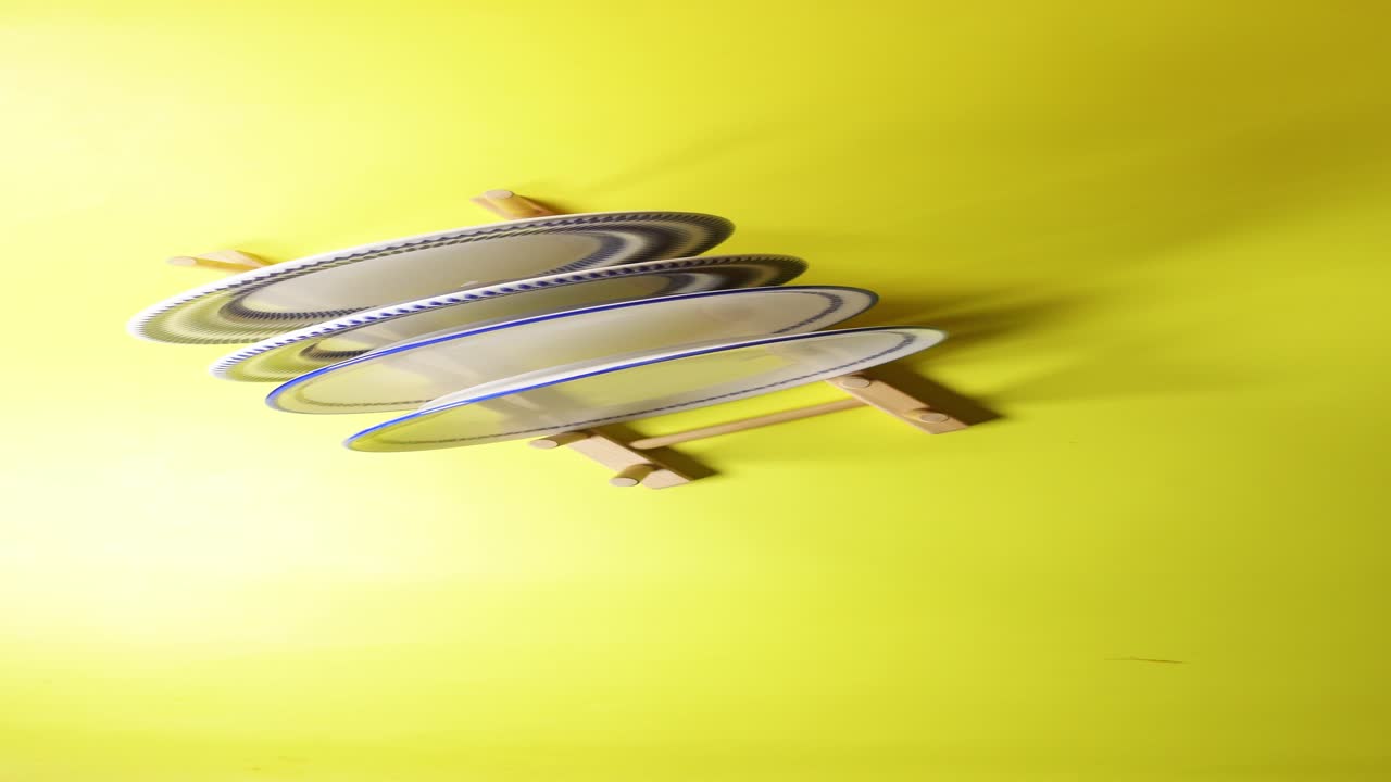 파란색과 색의 판을 가진 나무 판 랙