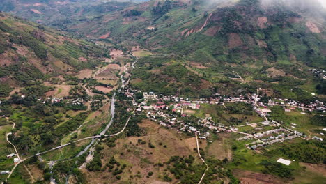 Pueblo-Rural-Aislado-En-Medio-Del-Valle-Tropical-Del-Sudeste-Asiático