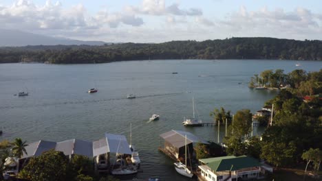 el pintoresco cuadro de la serena y cautivadora costa guatemalteca