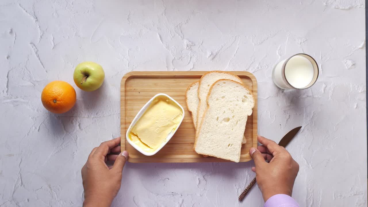 desayuno saludable en una bandeja de madera