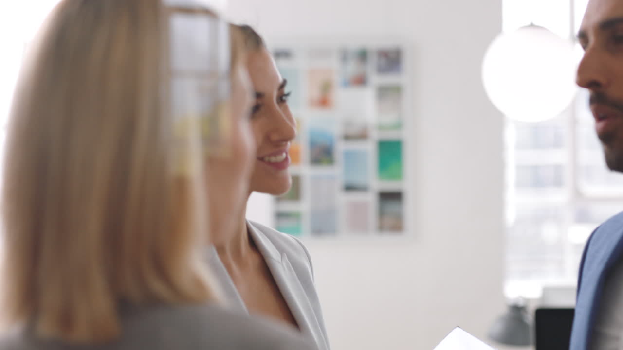SEO, data en bedrijfsgroep met tablet