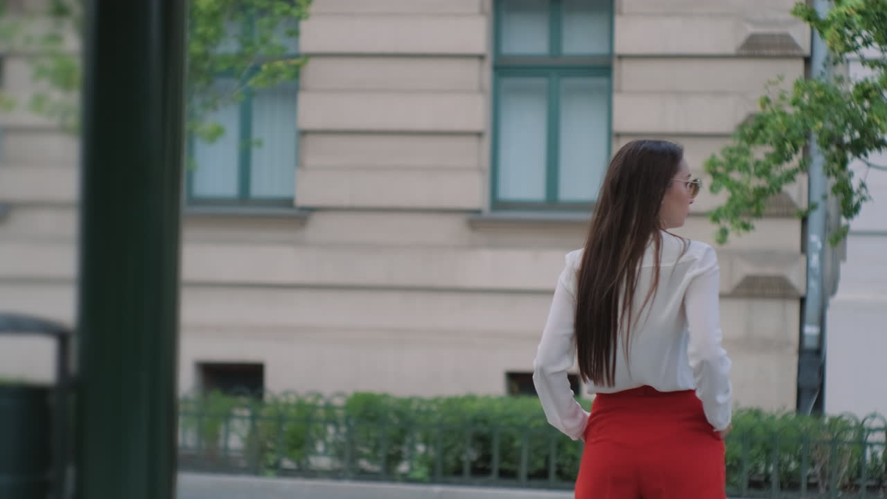 도시 거리에서 한 여자