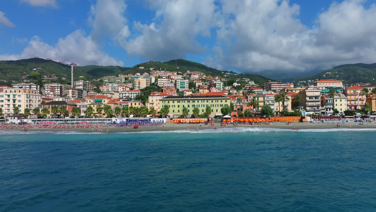 이탈리아 리구리아 의 다채로운 바라제 시 의 해안선